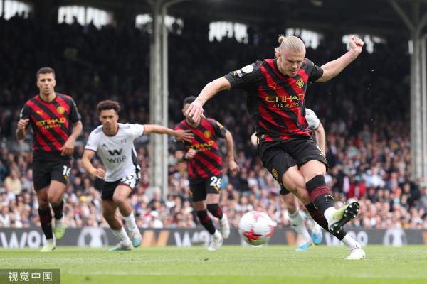 球迷多次使用焰火，拜仁被罚关闭部分看台